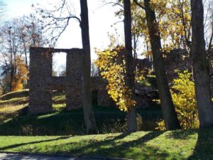 Malowniczy widok na rozległy ogród i park otaczający Zajazd Podzamcze