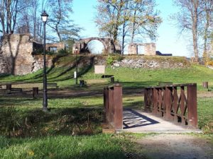 Malowniczy widok na rozległy ogród i park otaczający Zajazd Podzamcze
