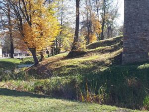 Malowniczy widok na rozległy ogród i park otaczający Zajazd Podzamcze
