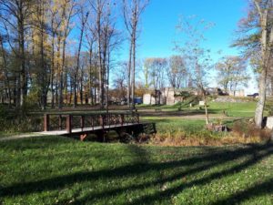Malowniczy widok na rozległy ogród i park otaczający Zajazd Podzamcze